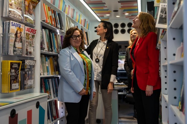 La Diputación de Castellón lleva a la Feria del Libro una sección de sus novedades editoriales a través del Bibliobús