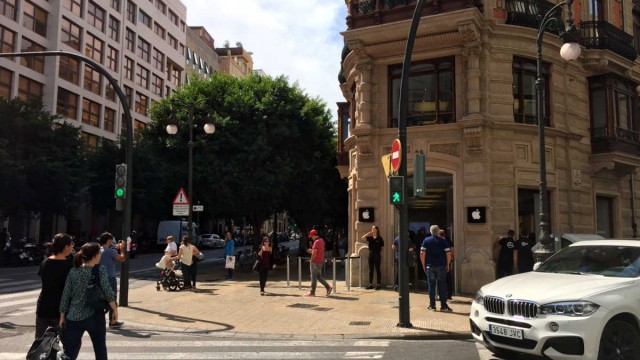 Roban teléfonos móviles en la tienda Apple de la calle Colón de València tras un alunizaje
