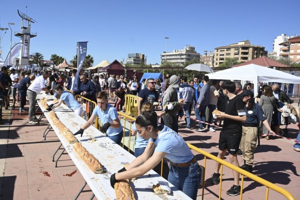Cientos de personas disfrutan del bocadillo de sepia de 200 metros y el tradicional carajillo en Escala a Castelló