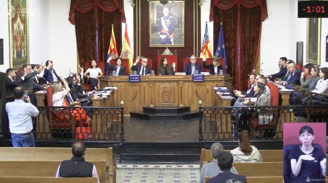 PP y Vox sacan adelante en Elche la subida de la tasa de basuras para 2025; la oposición, en contra
