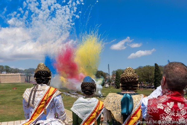 Falleros disparan en Cartagena una mascletà de récord en recuerdo a las víctimas de la Dana de Valencia