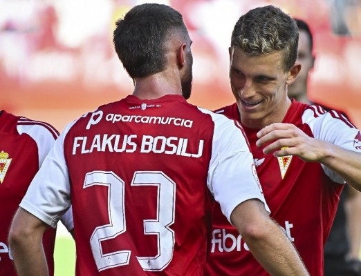 Un golazo de David Flakus mantiene al Murcia a cuatro puntos del ascenso directo y le acerca mucho más a la promoción 