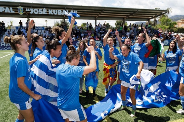 La plantilla del Alhama se pasea en un autobús descapotable tras subir a la Liga F