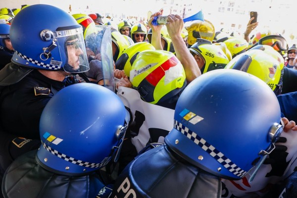 Unos 200 bomberos intentan entrar al pleno de Benidorm para llevar sus protestas ante Toni Pérez
