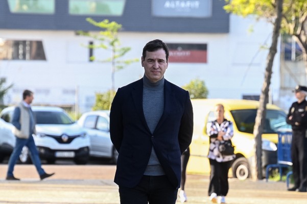 La jueza propone abrir juicio oral contra el hermano de Sánchez por prevaricación y tráfico de influencias