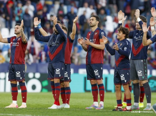 El Levante celebra ocho años del último ascenso en plena carrera hacia Primera