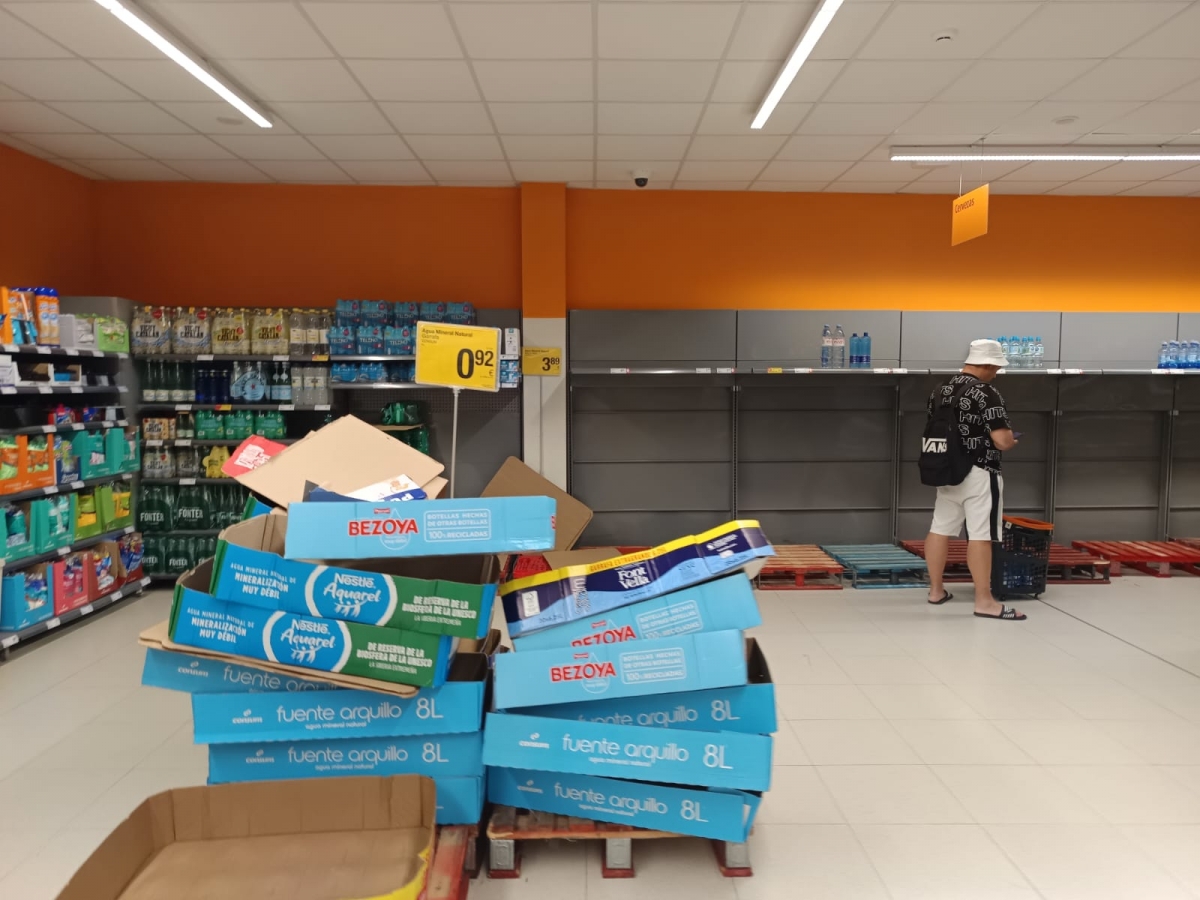 Un supermercado arrasado por los clientes en Benidorm - Un supermercado arrasado por los clientes en Benidorm