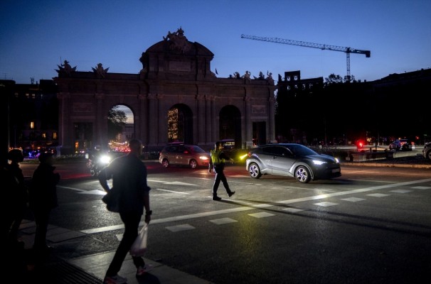 España atiende la mitad de la demanda eléctrica a las 23h tras el apagón