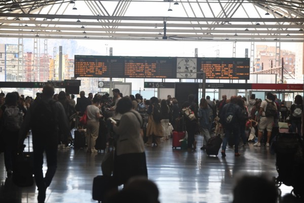 El AVE recupera los trayectos a Madrid, el cercanías Alicante-Murcia y el Intercity y el Euromed
