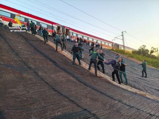 La Guardia Civil rescata con cuerdas a 390 personas atrapadas en un tren entre Picanya y Xirivella