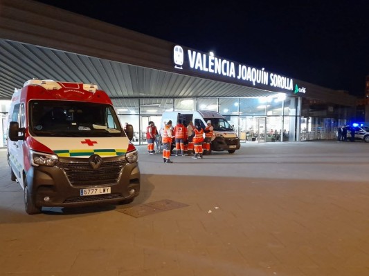 Cruz Roja atiende durante la noche a más de 190 personas en las estaciones de tren de València