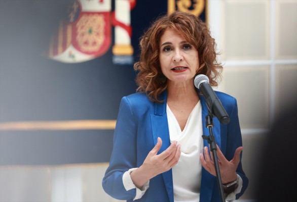 Hacienda intenta salvar los impuestos a la banca y energéticas con las empresas en contra