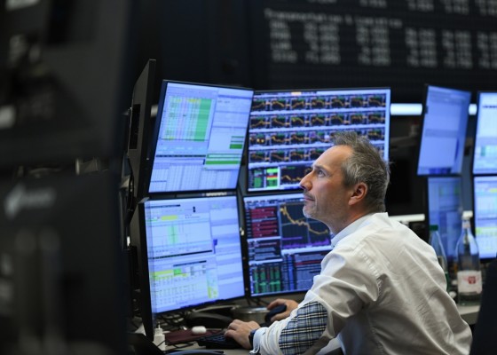 El Ibex 35 se da la vuelta y cede un 0,5% en la media sesión arrastrado por Inditex y Redeia