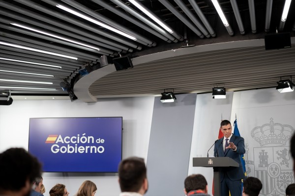 Sánchez anuncia una comisión de investigación y exigirá responsabilidades a los operadores privados