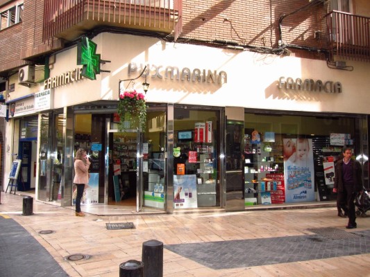 Las farmacias plantean bajar las persianas o manifestarse por el impago de la Generalitat