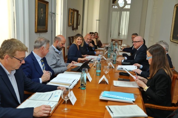 Lhicarsa refuerza la limpieza de fines de semana con siete nuevos operarios y nuevas rutas en barrios