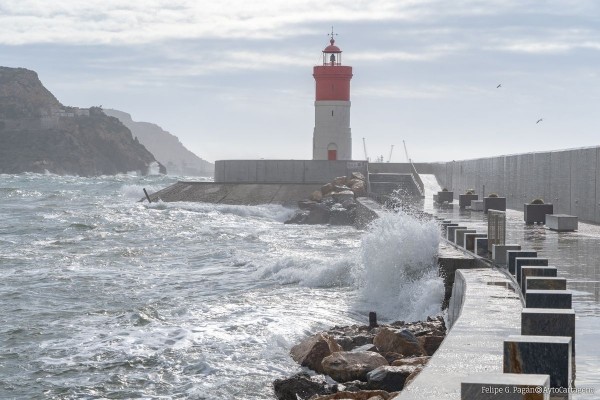 El mar se agita en Cartagena: piden evitar espigones, playas y amarres por el viento intenso previsto este miércoles