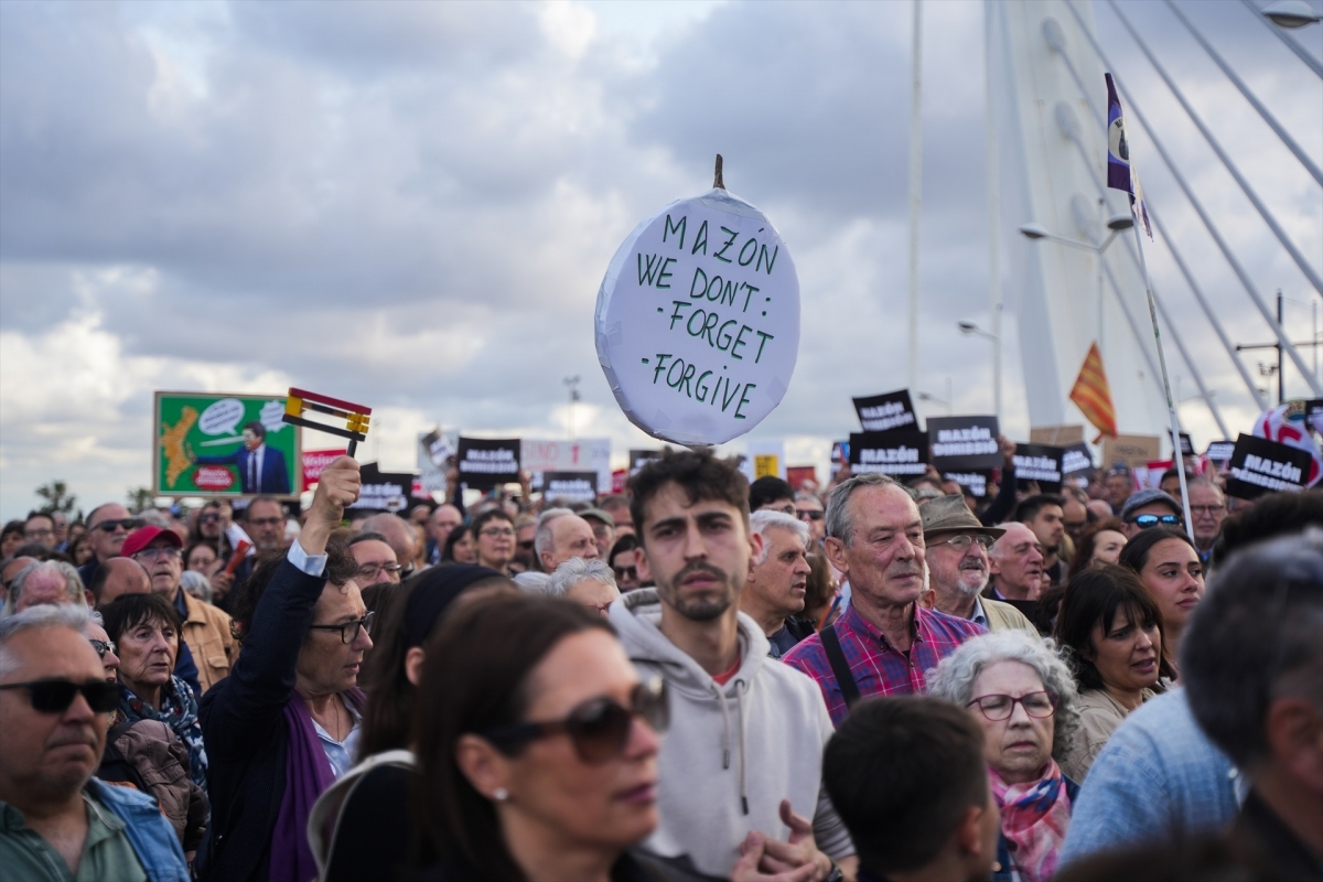 Decenas de personas en una de las concentraciones de la tarde de este martes en València. - Foto: JORGE GIL/EP Decenas de personas en una de las concentraciones de la tarde de este martes en València.