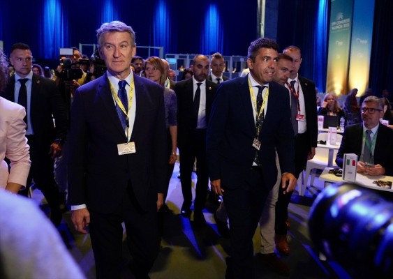 Mazón resuelve su papel en el Congreso Europeo del PP en dos horas y sin intervenir
