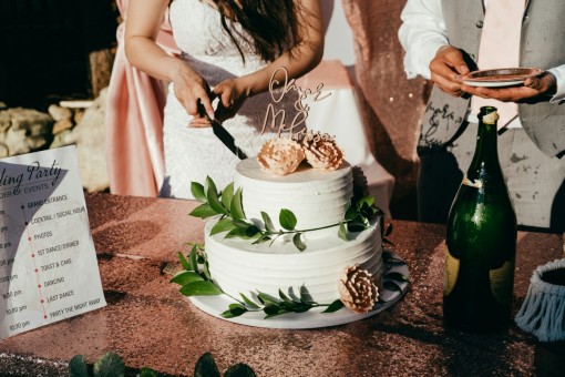 La tarta nupcial y otros platos que ya no probarás en una boda