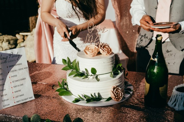 La tarta nupcial y otros platos que ya no probarás en una boda