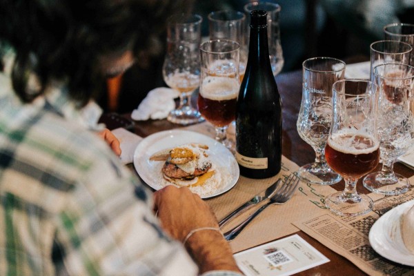 Cervezas Alhambra y Hamburguesería FBI se unen en una velada única con esencia local y Numeradas Serie Andalucía  