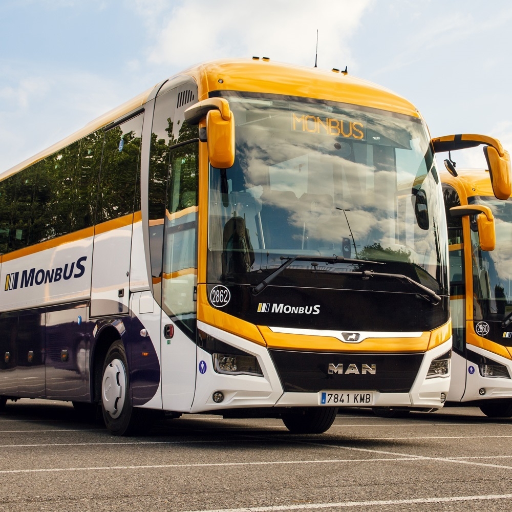 Un autobús de la empresa Monbus. - Foto: MONBUS