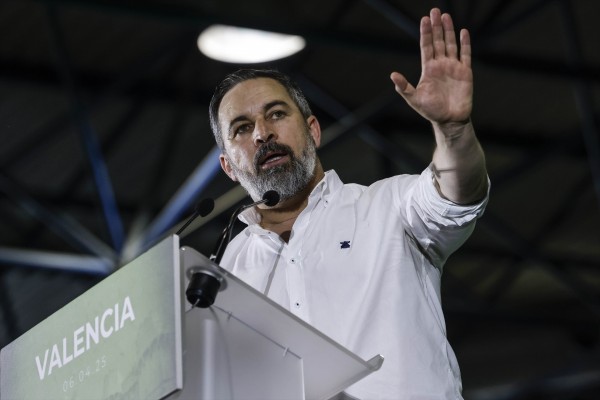 El CIS coloca por primera vez a Abascal por delante de Feijóo como político preferido para presidir el Gobierno