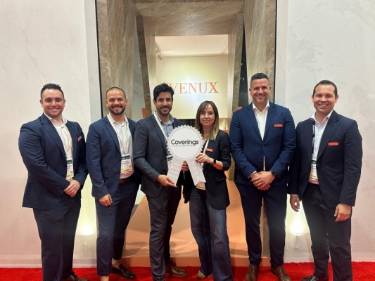 Venux, de STN, gana el premio al mejor stand en su primera participación en la feria Coverings´25