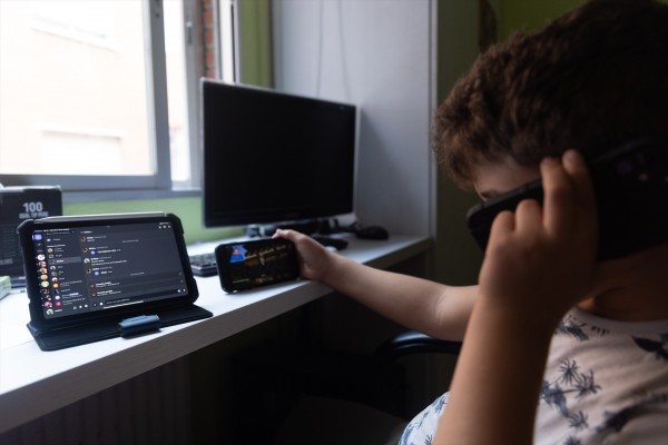 El 56% de niños y adolescentes utilizan las redes sociales como 