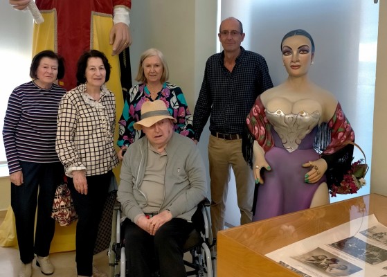 El Archivo Municipal de Alicante recibe la visita de Paco Huesca, cedente del material de su última exposición