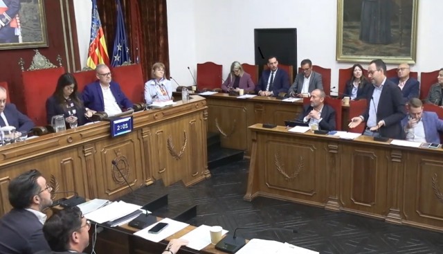 El pleno de abril en Elche: Vox vota en contra del PP, paso al frente del ¿candidato? del PSOE y más déjà vu