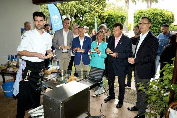 El chef Aitor Martínez Ros protagoniza un showcooking en la presentación de la XIV Ruta de la Tapa