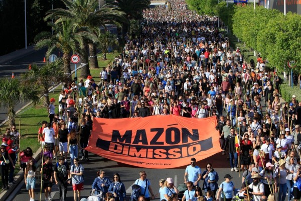 La pancarta de 'Mazón Dimissió!' irrumpe en la romería de la Santa Faz en Alicante