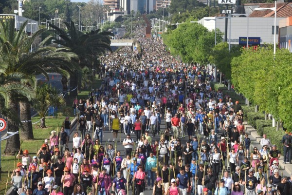 Miles de alicantinos marchan hacia la Santa Faz en una Peregrina multitudinaria