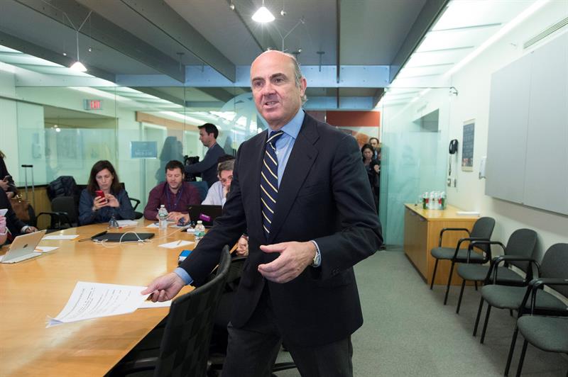 España rebaja las previsiones económicas al 2,7% en 2016 y el 2,4% en 2017