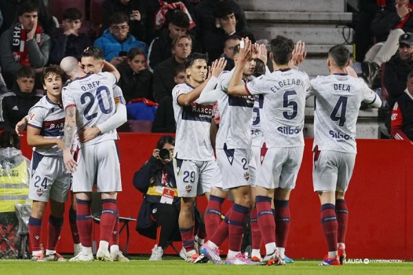 El Levante tira de talento en Los Cármenes