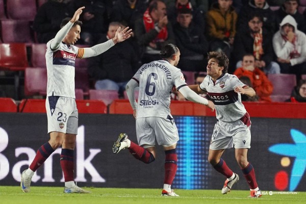 Las notas del Granada CF 1-2 Levante UD: Calero tiene un equipo de 'jugones'