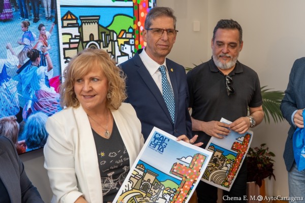 Reparten 15.000 pañuelos gratis para vivir las Cruces de Mayo en Cartagena