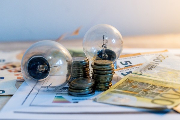 El precio de la luz se desploma este viernes a 10,94 euros/MWh y se esperan ocho horas de coste cero