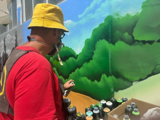 Un gran mural del artista Nels rinde tributo a los bolos huertanos en Rincón de Seca
