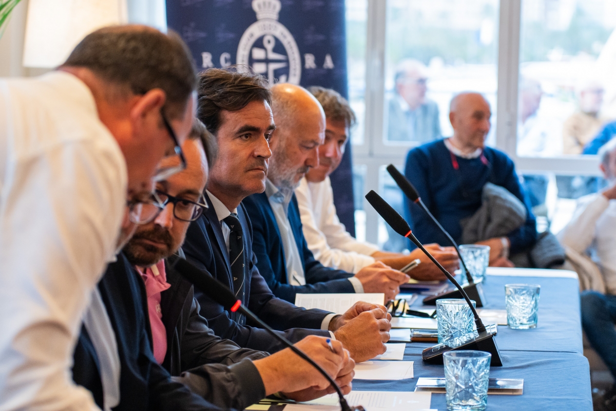 Un momento de la asamblea del Real Club de Regatas de Alicante. - Un momento de la asamblea del Real Club de Regatas de Alicante.