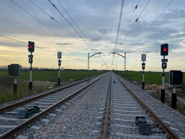 Renfe inicia la adecuación de la impermeabilización de la cubierta de la estación de Sollana