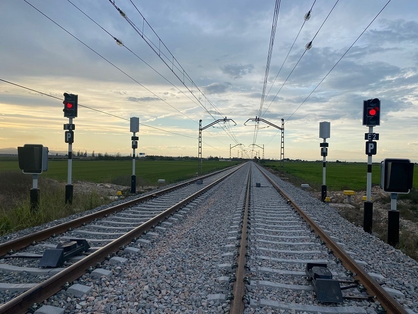 Renfe inicia la adecuación de la impermeabilización de la cubierta de la estación de Sollana