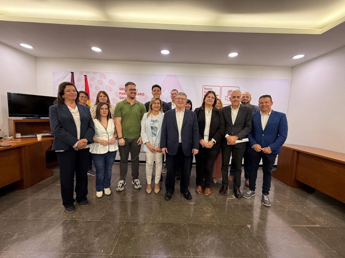 Despedida de José Vélez. - Foto: PSRM-PSOE Despedida de José Vélez.