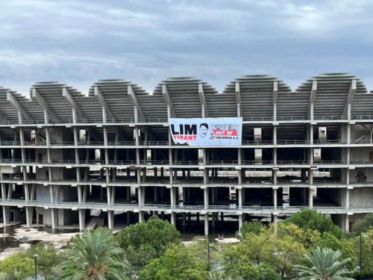 El Nou Mestalla amanece con una pancarta contra Peter Lim