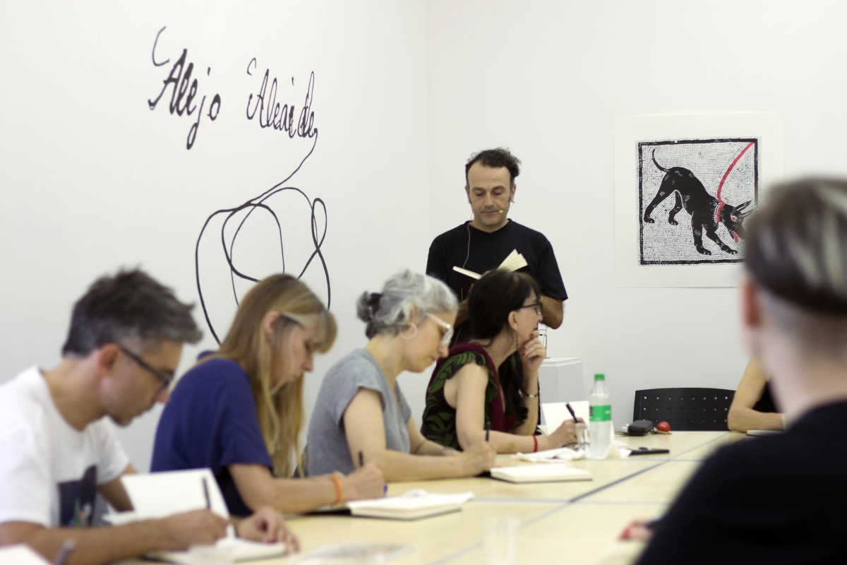 David Maroto reflexiona sobre las artes vivas y la literatura con una instalación performativa