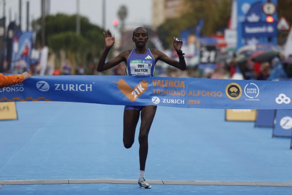 La keniana Ngetich gana en su debut en el Medio Maratón pero se le escapa el récord
