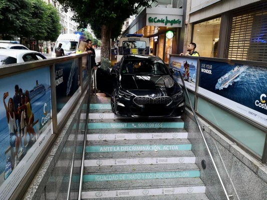 Un coche se empotra en la entrada del metro de Colón en València