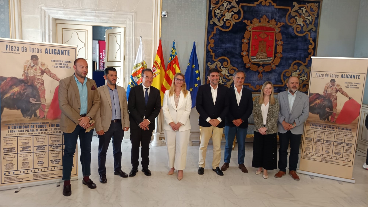 Foto de grupo tras la presentación del cartel de la feria taurina de Fogueres. - Foto de grupo tras la presentación del cartel de la feria taurina de Fogueres.